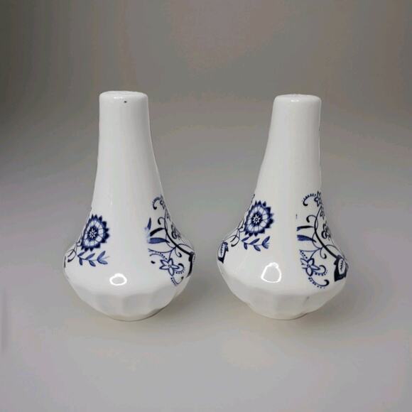 Vintage J&K Meakin Blue Onion Salt & Pepper Shaker Set 5.25" Nordic England MCM - Picture 2 of 12